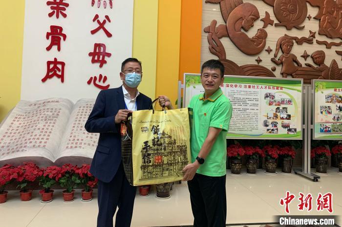 参访团为宁夏儿童福利院的孩子们带来了来自澳门的手信。 李佩珊 摄