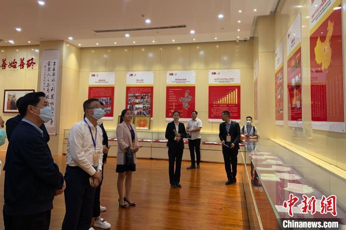 参访团在宁夏燕宝慈善基金会展馆参观了解。 李佩珊 摄