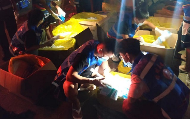 8月7日凌晨，儋州市志愿者们连夜分拣核酸检测医疗物资。