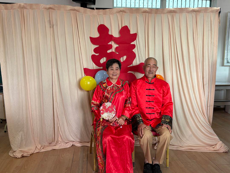 吴引模和戴妙珠老人正在拍摄。姚微摄