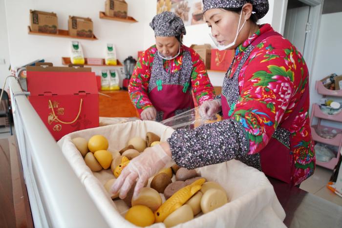 1��12�գ���ɽ��ʡ������������ש���������������������������ڷ�װ������ͷ��